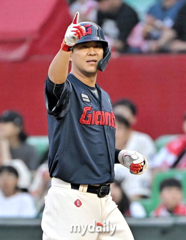 14일 오후 인천 문학동 SSG랜더스필드에서 진행된 '2025 프로야구 KBO리그' SSG랜더스와 롯데자이언츠의 경기. 롯데 김민성이 8회초 2사 1,2루서 1타점 적시타를 터뜨린 뒤 환호하고 있다./인천 = 송일섭 기자