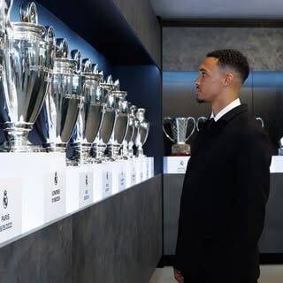 레알 마드리드 우승컵을 보고 있는 알렉산더 아놀드./구단 홈페이지