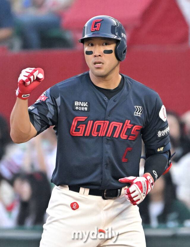 14일 오후 인천 문학동 SSG랜더스필드에서 진행된 '2025 프로야구 KBO리그' SSG랜더스와 롯데자이언츠의 경기. 롯데 전준우가 8회초 2사 1,3루서 1타점 적시타를 터뜨린 뒤 환호하고 있다./인천 = 송일섭 기자