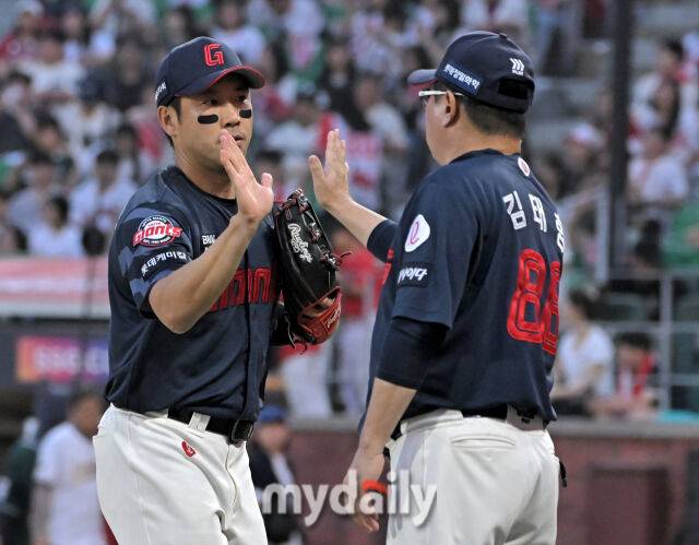 14일 오후 인천 문학동 SSG랜더스필드에서 진행된 '2025 프로야구 KBO리그' SSG랜더스와 롯데자이언츠의 경기. 롯데 전준우가 4-2로 승리한 뒤 김태형 감독과 환호하고 있다./인천 = 송일섭 기자