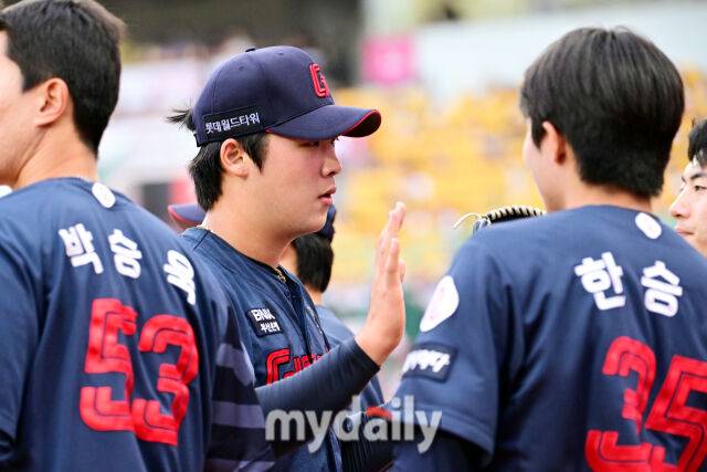 15일 오후 인천SSG랜더스필드에서 진행된 '2025 프로야구 KBO리그' 롯데-SSG의 경기. 롯데 선발 이민석이 4회말 1사 만루에서 조형욱과 김성욱을 삼진으로 잡은 뒤 동료들의 축하를 받고 있다./인천 = 곽경훈 기자