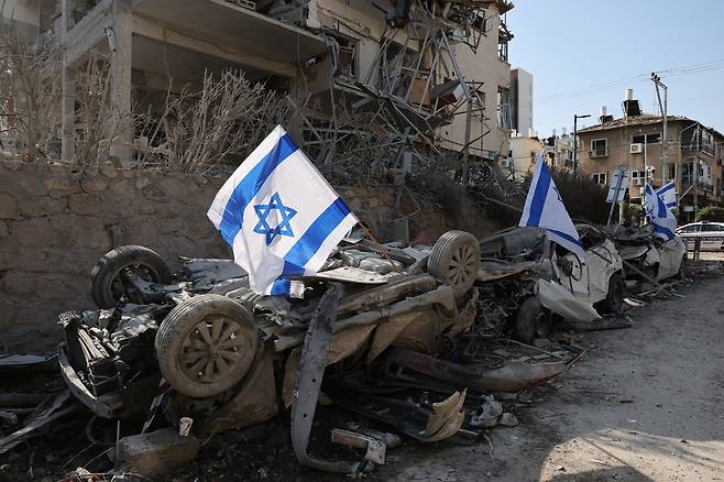 13일(현지시간) 이스라엘의 공격을 받은 이란은 이날 밤부터 이스라엘 본토를 향해 미사일을 대거 발사하며 대대적인 보복에 나섰다. 이스라엘군은 이날 밤 9시께 이란에서 날아오는 미사일 100여기를 포착해 요격 작전을 수행했다고 밝혔다. 이란의 공습은 이튿날인 14일 새벽까지도 약 네 차례에 걸쳐 이어졌다. [EPA]