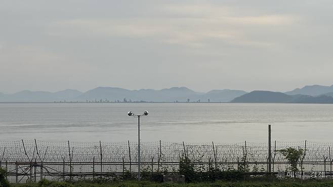 13일 오전 7시께 강화군 양사면 철산리에서 바라본 북한 모습. 강화=박연수 기자