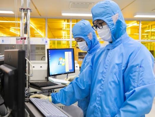 KAIST 연구진이 AI반도체 관련 연구를 수행하고 있다.[KAIST 제공]