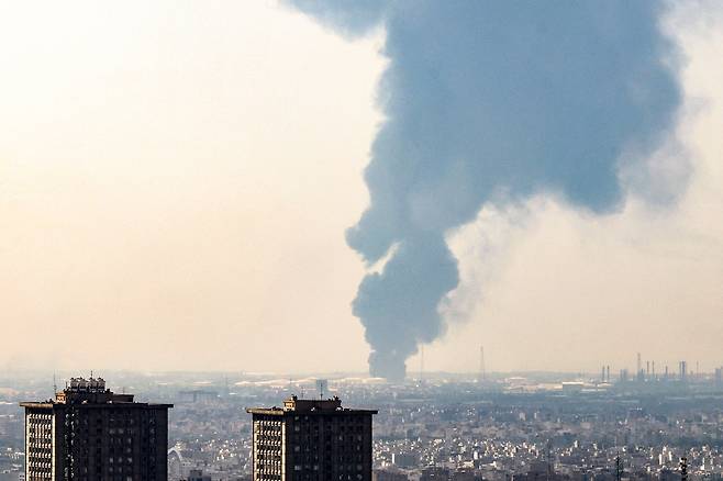 이스라엘 공격으로 피격된 테헤란 남부의 정유시설에서 연기가 나고 있다. [AFP]