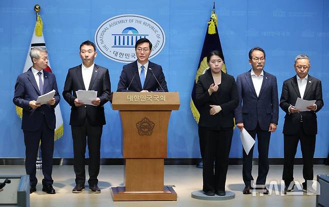 [서울=뉴시스] 고승민 기자 = 더불어민주당 장경태, 김용민 등 의원들이 지난 11일 서울 여의도 국회 소통관에서 검찰 개혁 관련 기자회견을 하고 있다. 2025.06.11. kkssmm99@newsis.com