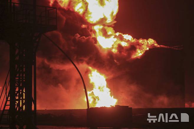 [호데이다(예멘)=AP/뉴시스] 예멘 수도 사나의 한 주택에서 비밀회의를 하던 후티군 최고사령관들과 정치국 지도자들이 6월 14일 이스라엘군의 미사일 공격을 당했다.  사진은 2024년 7월20일 예멘 호데이다 항구에서 이스라엘군의 공습으로 석유 탱크가 불타고 있다. 이스라엘 해군이 10일 예멘 반군이 장악하고 있는 항구도시 호데이다의 부두.  2025.06.15.