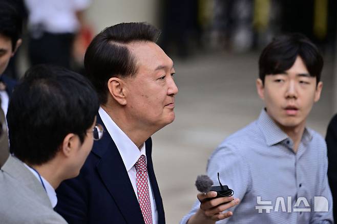 [서울=뉴시스] 사진공동취재단 = 윤석열 전 대통령이 9일 오후 서울 서초구 중앙지방법원에서 열린 내란 우두머리 혐의, 직권남용 권리행사방해 혐의 사건 6차 공판을 마친 후 취재진의 질문을 받으며 법원을 나서고 있다. 2025.06.09. photo@newsis.com