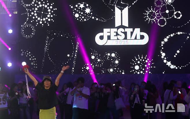 [고양=뉴시스] 김혜진 기자 = 13일 경기 고양시 일산서구 킨텍스에서 열린 방탄소년단 데뷔 12주년 기념 축제 '2025 BTS 페스타'(2025 BTS FESTA)를 찾은 팬들이 행사를 즐기고 있다. 2025.06.13. jini@newsis.com