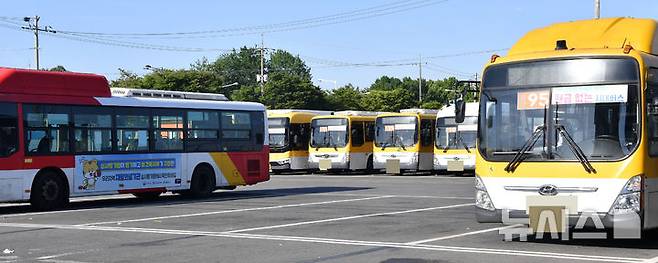 [광주=뉴시스] 변재훈 기자 = 광주 시내버스 노조가 파업에 돌입한 5일 오전 광주 북구 월출동 시내버스 차고지에 버스들이 줄지어 정차해 있다. 노사 협상 결렬로 광주 시내버스는 11년 만에 파업에 돌입, 노선별 운행률이 평소의 60~70% 수준으로 감소한 것으로 추산된다. 2025.06.05. wisdom21@newsis.com