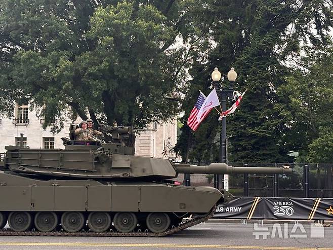 [워싱턴=뉴시스]이윤희 특파원 = 14일(현지 시간) 미국 워싱턴DC에서 미 육군 창설 250주년 군사 퍼레이드가 진행되는 모습. 2025.06.15.