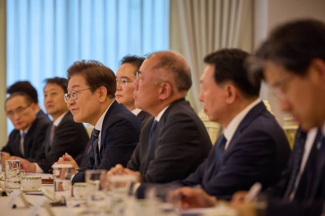 [서울=뉴시스] 이재명 대통령이 13일 서울 용산 대통령실에서 열린 6경제단체·기업인 간담회를 하고 있다. (사진=대통령실 제공) 2025.06.13. photo@newsis.com *재판매 및 DB 금지