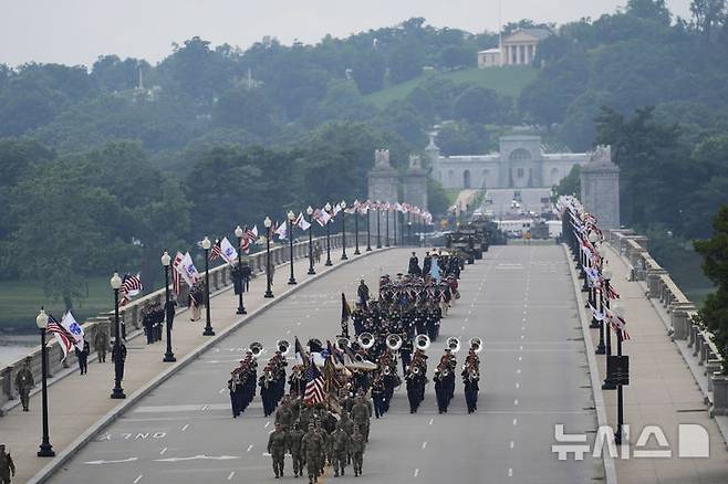 [워싱턴=AP/뉴시스] 미 육군 창설 250주년 기념 군사 퍼레이드 행렬이 14일(현지 시간) 버지니아에서 워싱턴으로 넘어오는 포토맥강 위를 지나고 있다. 이날은 도널드 트럼프 대통령의 79번째 생일이기도 하다. 2025.06.15.