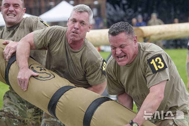 [워싱턴=AP/뉴시스] 14일(현지 시간) 워싱턴 내셔널몰에서 열린 미 육군 창설 250주년 기념행사 중 미군 병사들이 육군 피트니스 대회 종목인 ‘더 웜(the worm)’ 부문에서 경쟁하고 있다. 2025.06.15.