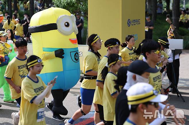 [서울=뉴시스] 황준선 기자 = 15일 오전 서울 마포구 평화의공원에서 열린 미니언즈 런 2025 서울에서 미니언즈 복장의 참가자가 달리고 있다. 2025.06.15. hwang@newsis.com