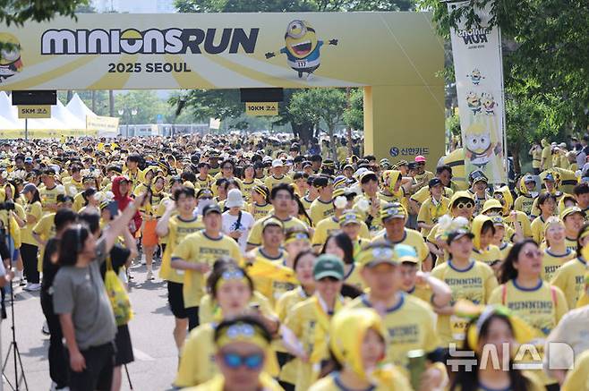 [서울=뉴시스] 황준선 기자 = 15일 오전 서울 마포구 평화의공원에서 열린 미니언즈 런 2025 서울에서 참가자들이 힘차게 달리고 있다. 2025.06.15. hwang@newsis.com