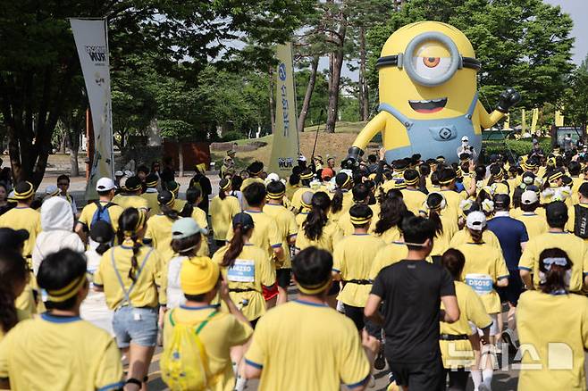 [서울=뉴시스] 황준선 기자 = 15일 오전 서울 마포구 평화의공원에서 열린 미니언즈 런 2025 서울에서 참가자들이 힘차게 달리고 있다. 2025.06.15. hwang@newsis.com