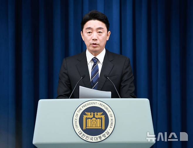 [서울=뉴시스] 고범준 기자 = 강훈식 비서실장이 6일 서울 용산구 대통령실 브리핑룸에서 조직개편안 방안 발표 브리핑을 하고 있다. 2025.06.06. bjko@newsis.com