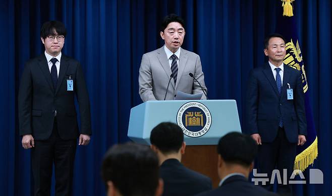 [서울=뉴시스] 고범준 기자 = 강훈식 비서실장이 15일 서울 용산구 대통령실 브리핑룸에서 인선 발표 관련 브리핑을 하고 있다. 왼쪽부터 하정우 AI미래기획수석, 강 비서실장, 김현종 안보실 1차장. 2025.06.15. bjko@newsis.com