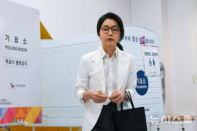 [서울=뉴시스] 박주성 기자 = 윤석열 전 대통령의 부인인 김건희 여사가 제21대 대통령선거일인 3일 오전 서울 서초구 원명초등학교에 마련된 서초4동 제3투표소에서 투표를 하고 있다. (공동취재) 2025.06.03. photo@newsis.com