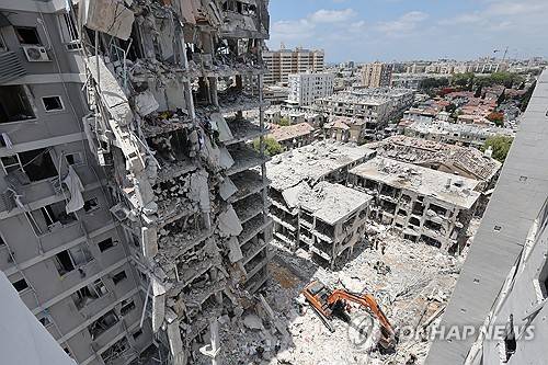 이란 미사일 공습으로 부서진 이스라엘 바트얌의 주거건물 [EPA 연합뉴스]