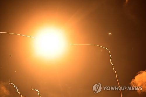 이란 탄도미사일을 요격하는 이스라엘 아이언돔 방공시스템 [연합뉴스 제공]