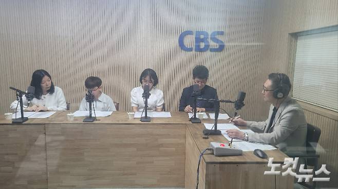 왼쪽부터 안정미 학부모, 송재익 학생, 김은영 교사, 강병직 교수, 김종현 앵커. 충북CBS