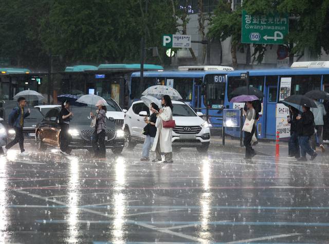 시민들이 우산을 쓰고 길을 걷고 있다. 연합뉴스
