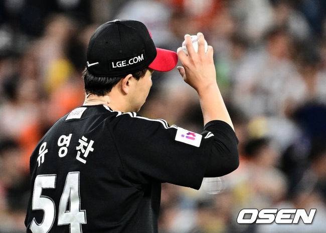 [OSEN=대전, 지형준 기자] 14일 대전 한화생명볼파크에서 2025 신한 SOL Bank KBO리그 한화 이글스와 LG 트윈스의 경기가 열렸다.LG가 40승 26패 1무(승률 .606)로 1위, 한화는 40승 27패(승률 .597)로 2위다. 0.5경기 차이다. 경기 결과에 따라 1위가 바뀔 수도 있다.&nbsp;이날 한화는 폰세, LG는 임찬규를 선발로 내세웠다.8회말 1사 1,2루에서 LG 유영찬이 마운드에 오르고 있다. 2025.06.14 /jpnews@osen.co.kr