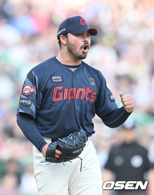 [OSEN=인천, 김성락 기자] 14일 인천 SSG랜더스필드에서 ‘2025 신한은행 SOL Bank KBO리그’ SSG 랜더스와 롯데 자이언츠의 경기가 열렸다.이날 SSG는 김광현, 롯데는 감보아를 선발로 내세웠다. &nbsp;5회말 2사 롯데 감보아가 SSG 김성욱을 3루수 땅볼로 처리한 뒤 기뻐하고 있다. 2025.06.14 / ksl0919@osen.co.kr