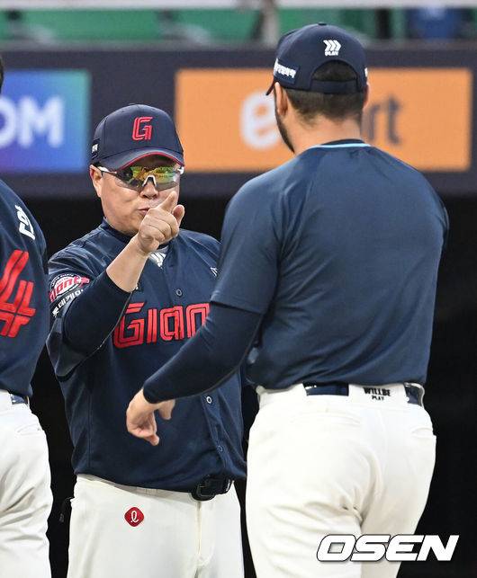 [OSEN=인천, 김성락 기자] 프로야구 롯데 자이언츠가 아슬아슬한 투수전을 잡아내고 3연승을 내달렸다.&nbsp;롯데는 14일 인천 SSG랜더스필드에서 열린 ‘2025 신한은행 SOL Bank KBO리그’ SSG 랜더스와의 경기에서 4-2로 승리했다.&nbsp;경기 종료 후 롯데 김태형 감독이 감보아와 기쁨을 나누고 있다.  2025.06.14 / ksl0919@osen.co.kr