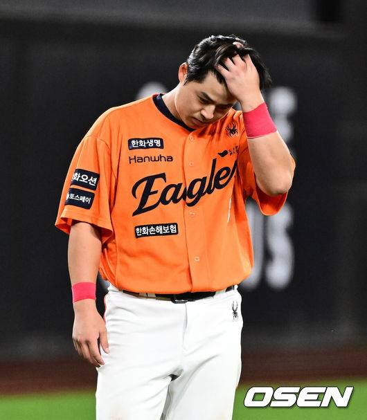 [OSEN=대전, 지형준 기자] 14일 대전 한화생명볼파크에서 2025 신한 SOL Bank KBO리그 한화 이글스와 LG 트윈스의 경기가 열렸다.LG가 40승 26패 1무(승률 .606)로 1위, 한화는 40승 27패(승률 .597)로 2위다. 0.5경기 차이다. 경기 결과에 따라 1위가 바뀔 수도 있다.&nbsp;이날 한화는 폰세, LG는 임찬규를 선발로 내세웠다.연장 10회말 1사 1,2루에서 한화 노시환이 유격수 땅볼 병살로 물러나며 아쉬워하고 있다. 2025.06.14 /jpnews@osen.co.kr