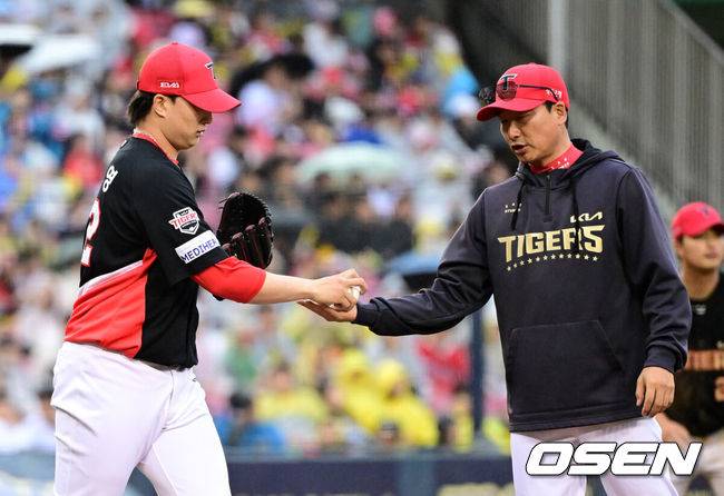 [OSEN=잠실, 지형준 기자] 19일 오후 서울 잠실구장에서 2025 신한 SOL뱅크 KBO리그 두산 베어스와 KIA 타이거즈의 경기가 열렸다.이날 두산은 최원준, KIA는 아담 올러를 선발로 내세웠다.8회말 2사 2루에서 KIA 정해영이 마운드에 오르고 있다. 2025.04.19 / jpnews@osen.co.kr