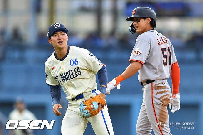 [사진] LA 다저스 김혜성(왼쪽)이 1회 2루에서 포스 아웃된 샌프란시스코 이정후와 웃으며 대화하고 있다. ⓒGettyimages(무단전재 및 재배포 금지)