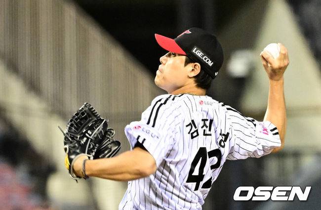 [OSEN=잠실, 지형준 기자] 11일 오후 서울 잠실구장에서 ‘2025 신한 SOL Bank KBO리그’ LG 트윈스와 SSG 랜더스의 경기가 열렸다.LG는 에르난데스, SSG는 화이트를 선발로 내세웠다5회초 LG 김진성이 역투하고 있다. 2025.06.11 /jpnews@osen.co.kr