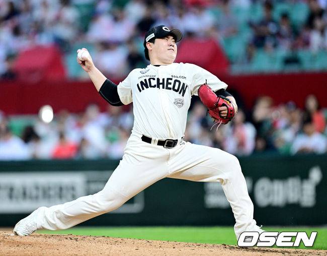 [OSEN=인천, 최규한 기자] 15일 인천 SSG랜더스필드에서 ‘2025 신한 SOL Bank KBO리그’ SSG 랜더스와 롯데 자이언츠의 경기가 열렸다.홈팀 SSG은 드류 앤더슨, 방문팀 롯데는 이민석을 선발로 내세웠다.8회초 마운드에 오른 SSG 이로운이 힘차게 공을 뿌리고 있다. 2025.06.15 / dreamer@osen.co.kr