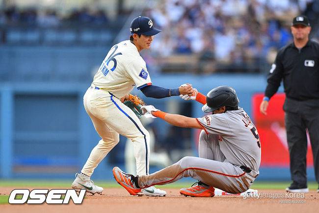 [사진] LA 다저스 김혜성(왼쪽)이 1회초 엘리엇 라모스의 병살타 때 2루에서 포스 아웃되며 넘어진 이정후를 일으켜 세우고 있다. ⓒGettyimages(무단전재 및 재배포 금지)