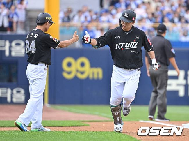 [OSEN=대구, 이석우 기자] 15일 대구삼성라이온즈파크에서 2025 신한 SOL 뱅크 KBO 리그 삼성 라이온즈와 KT 위즈의 경기가 열렸다. 홈팀 삼성은 최원태가, 방문팀 KT는 고영표가 선발 출전했다. KT 위즈 이정훈이 1회초 2사 2루 월 2점 홈런을 치고 하이파이브를 하고 있다. 2025.06.15 / foto0307@osen.co.kr