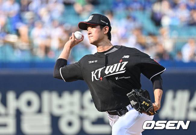 [OSEN=대구, 이석우 기자] 15일 대구삼성라이온즈파크에서 2025 신한 SOL 뱅크 KBO 리그 삼성 라이온즈와 KT 위즈의 경기가 열렸다. 홈팀 삼성은 최원태가, 방문팀 KT는 고영표가 선발 출전했다. KT 위즈 선발 투수 고영표가 역투하고 있다. 2025.06.15 / foto0307@osen.co.kr