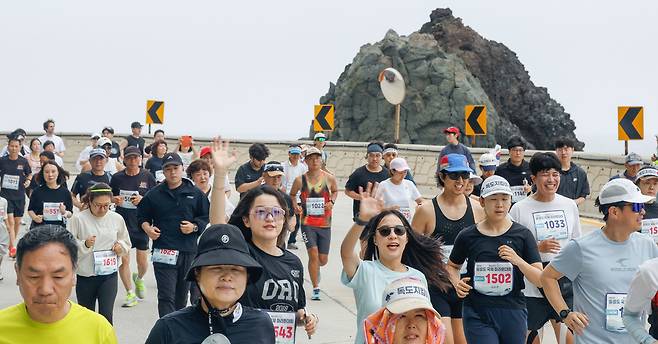 15일 경북 울릉군 울릉읍 울릉문화예술체험장에서 열린 독도지키기 제20회 울릉도 국제 마라톤대회에서 참가자들이 힘차게 출발하고 있다.
