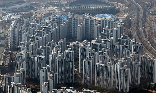 서울 송파구 롯데월드타워에서 바라본 강남 아파트 단지 모습. 뉴스1