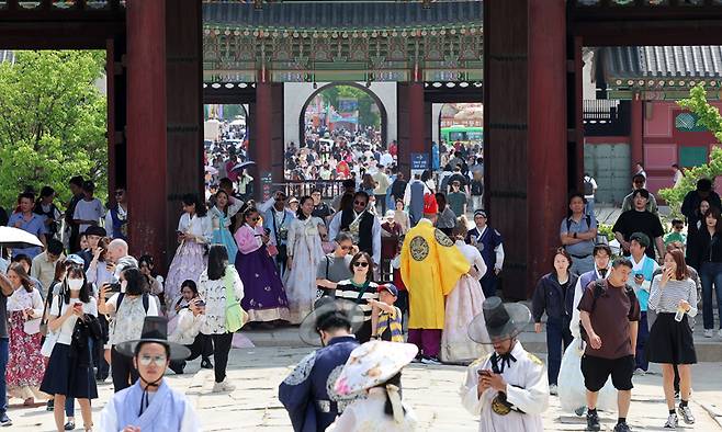 한복을 입은 외국인 관광객들과 시민들이 서울 경복궁을 찾아 즐거운 시간을 보내고 있다. 뉴스1