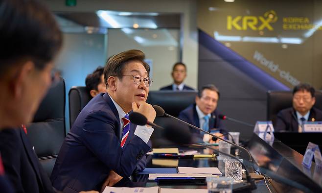 이재명 대통령이 지난 11일 서울 영등포구 한국거래소 통합관제센터를 방문해 증시 시황 및 시장 감시 체계 브리핑을 듣고 있다. 이재명 대통령 SNS 캡처