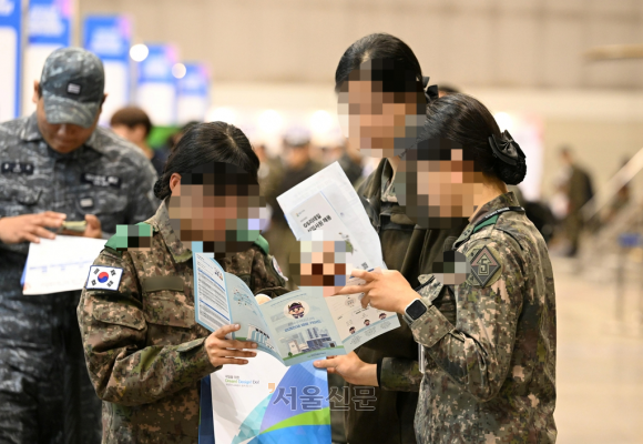18일 경기 고양시 킨텍스에서 열린 2023년 전반기 국군장병 취업박람회를 찾은 여군들이 일자리 정보를 보고 있다. 사진은 기사와 직접 관계없음. 2023.4.18. 도준석 기자