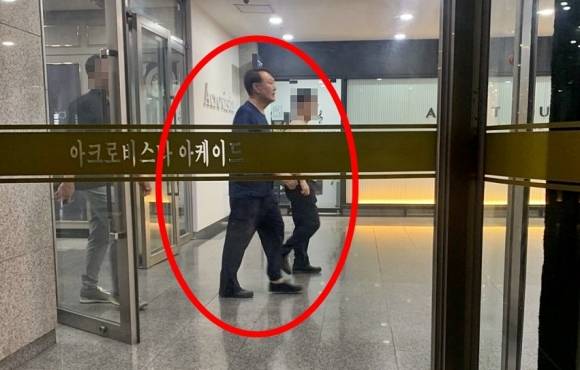 목격자 A씨는 지난 13일 “상가에 담배 피우러 나갔다가 (윤 전 대통령을) 봤다”라며 엑스(X·옛 트위터)에 사진 한 장을 올렸다. 2025.6.13 엑스