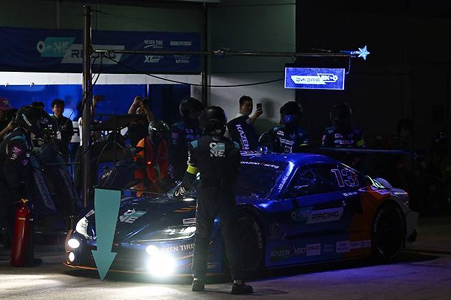 다시 한 번 언더컷 전략으로 '반전'을 도모한 오네 레이싱의 이정우. 사진: 김학수 기자