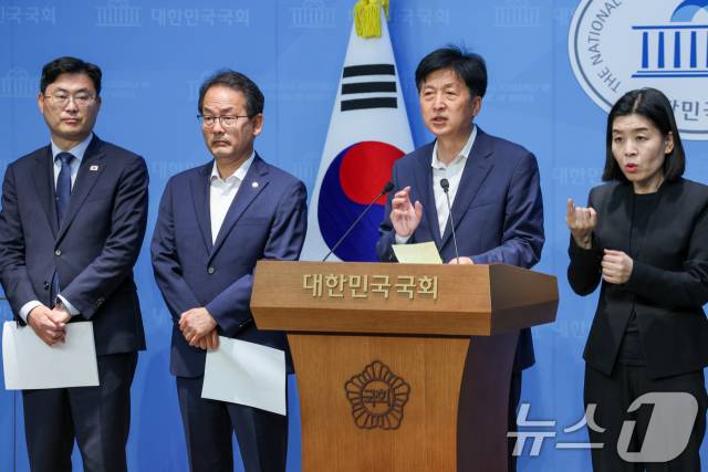 오기형 더불어민주당 대한민국 주식시장 활성화 TF 단장을 비롯한 의원들이 지난 5일 서울 여의도 국회 소통관에서 상법 개정안 재추진 관련 기자회견을 하고 있다. 뉴스1