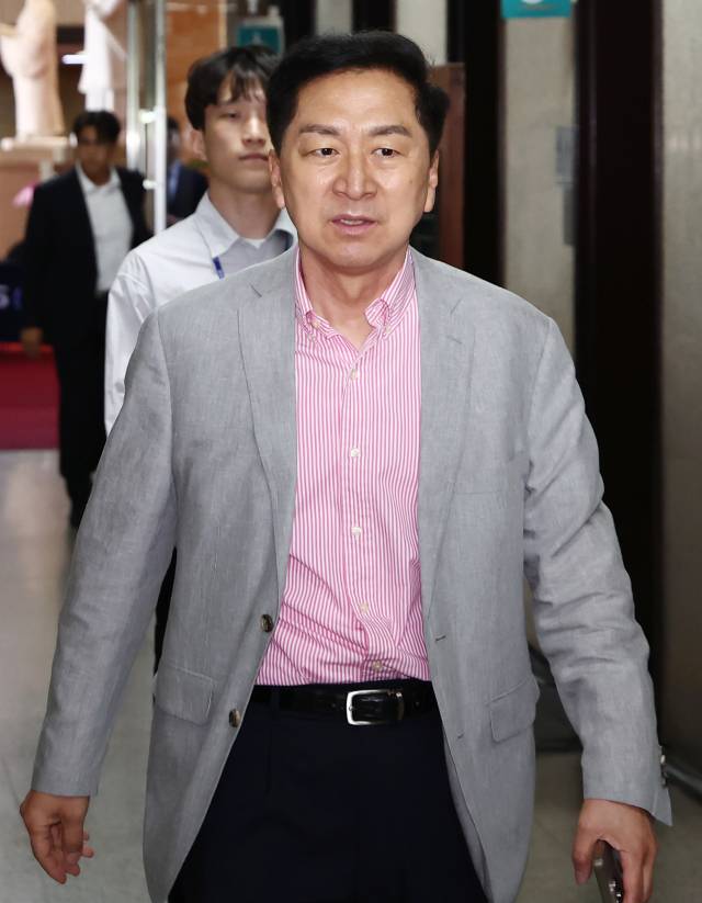 김기현 국민의힘 의원이 9일 서울 여의도 국회에서 열린 4선 이상 중진 의원 회동에 참석하기 위해 이동하고 있다. 뉴스1