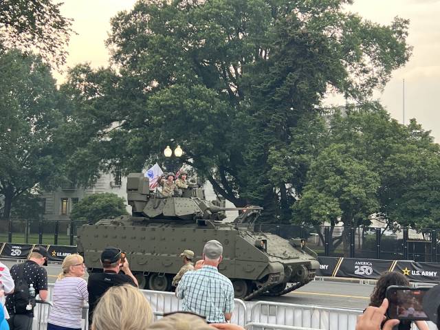 14일(현지 시간) 미 워싱턴DC에서 열린 미 육군 창설 250주년 기념 열병식에서 탱크가 지나가고 있다. 이태규 특파원