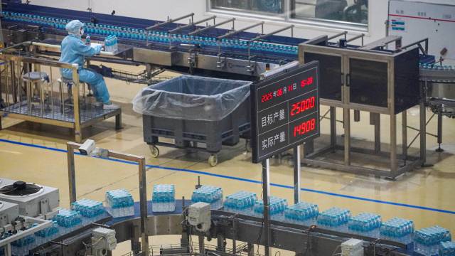 중국 지린성 연변조선족자치주 이도백하에 위치한 농심 백산수 신공장에서 한 직원이 생산라인의 공정을 살펴보고 있다.